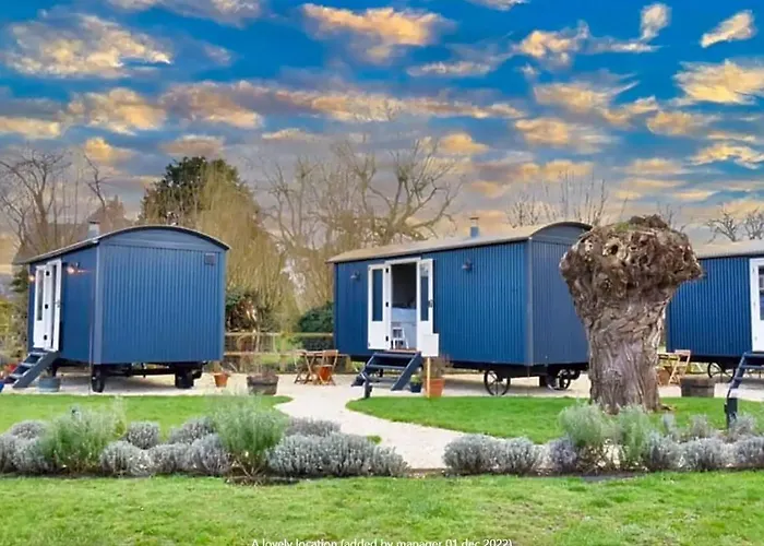 The Red Lion - Shepherd Huts