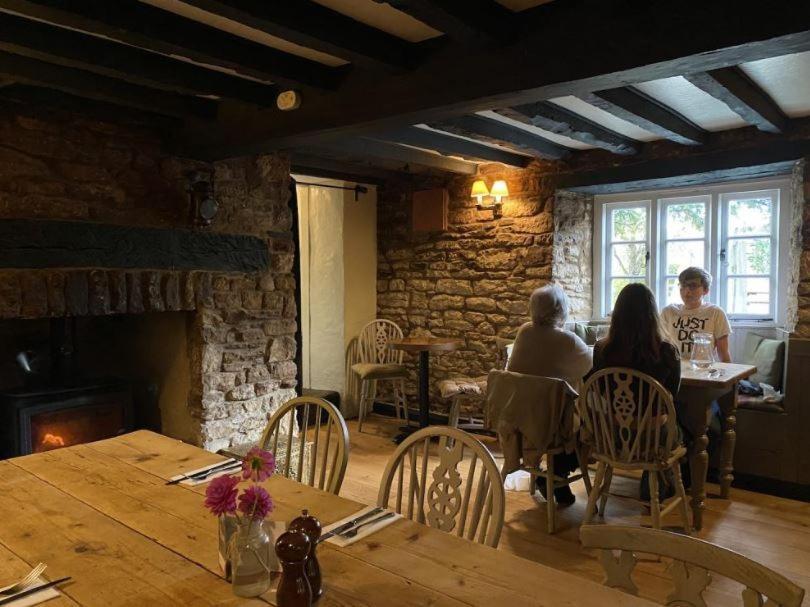 The Red Lion - Shepherd Huts Witney