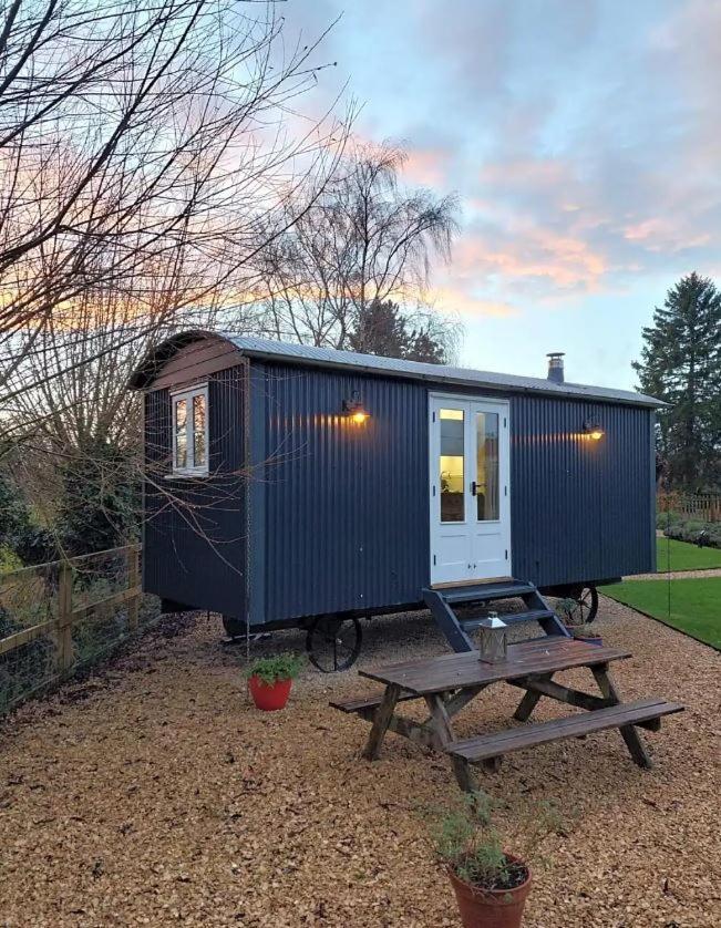 The Red Lion - Shepherd Huts *