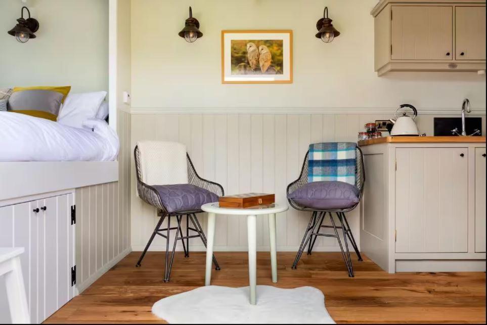 The Red Lion - Shepherd Huts Witney