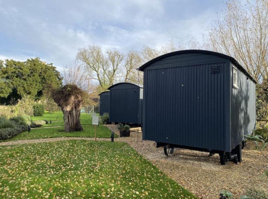 The Red Lion - Shepherd Huts * Witney