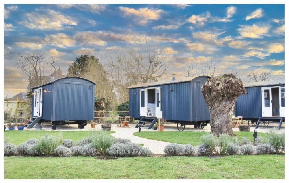 The Red Lion - Shepherd Huts