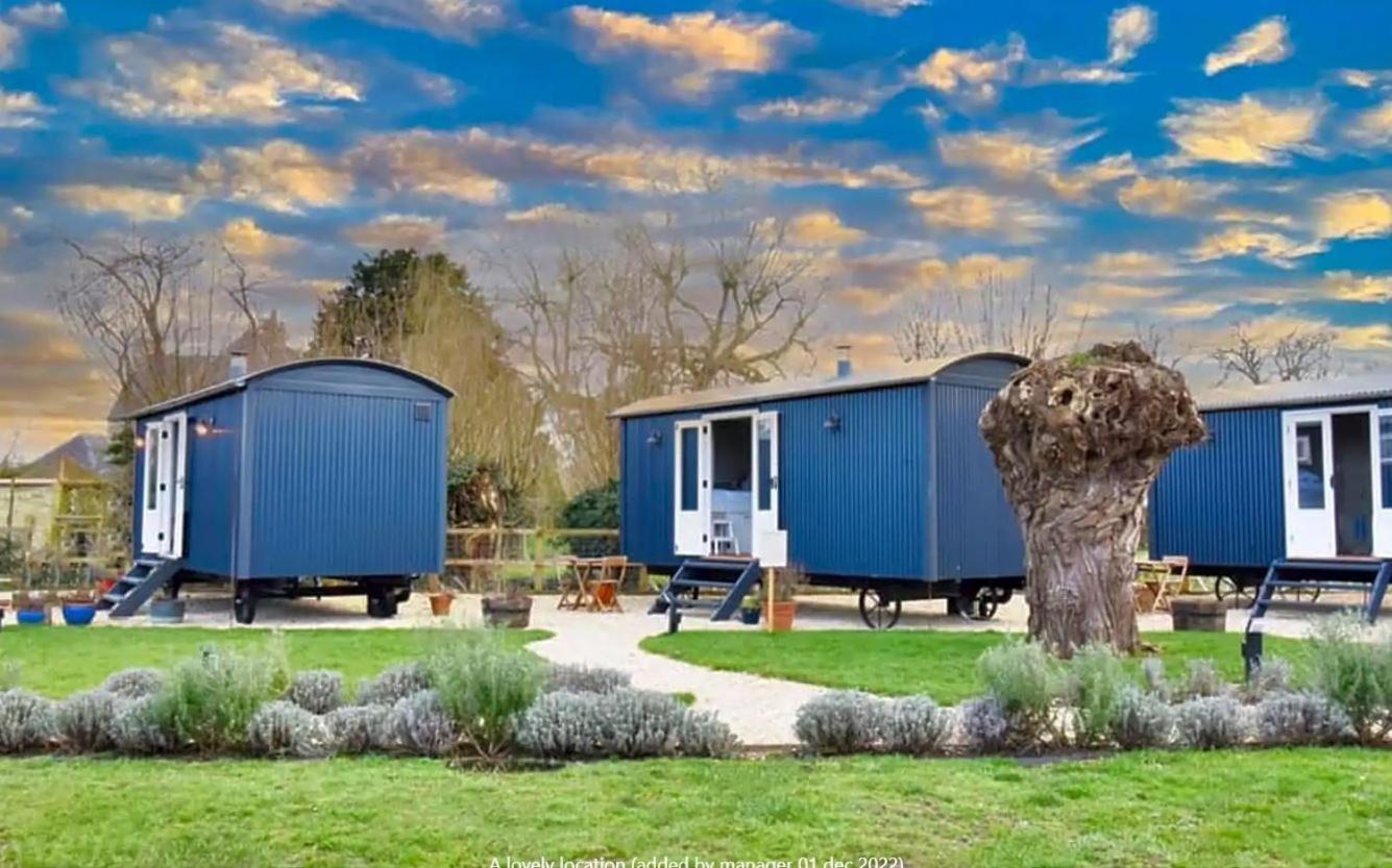 The Red Lion - Shepherd Huts Witney