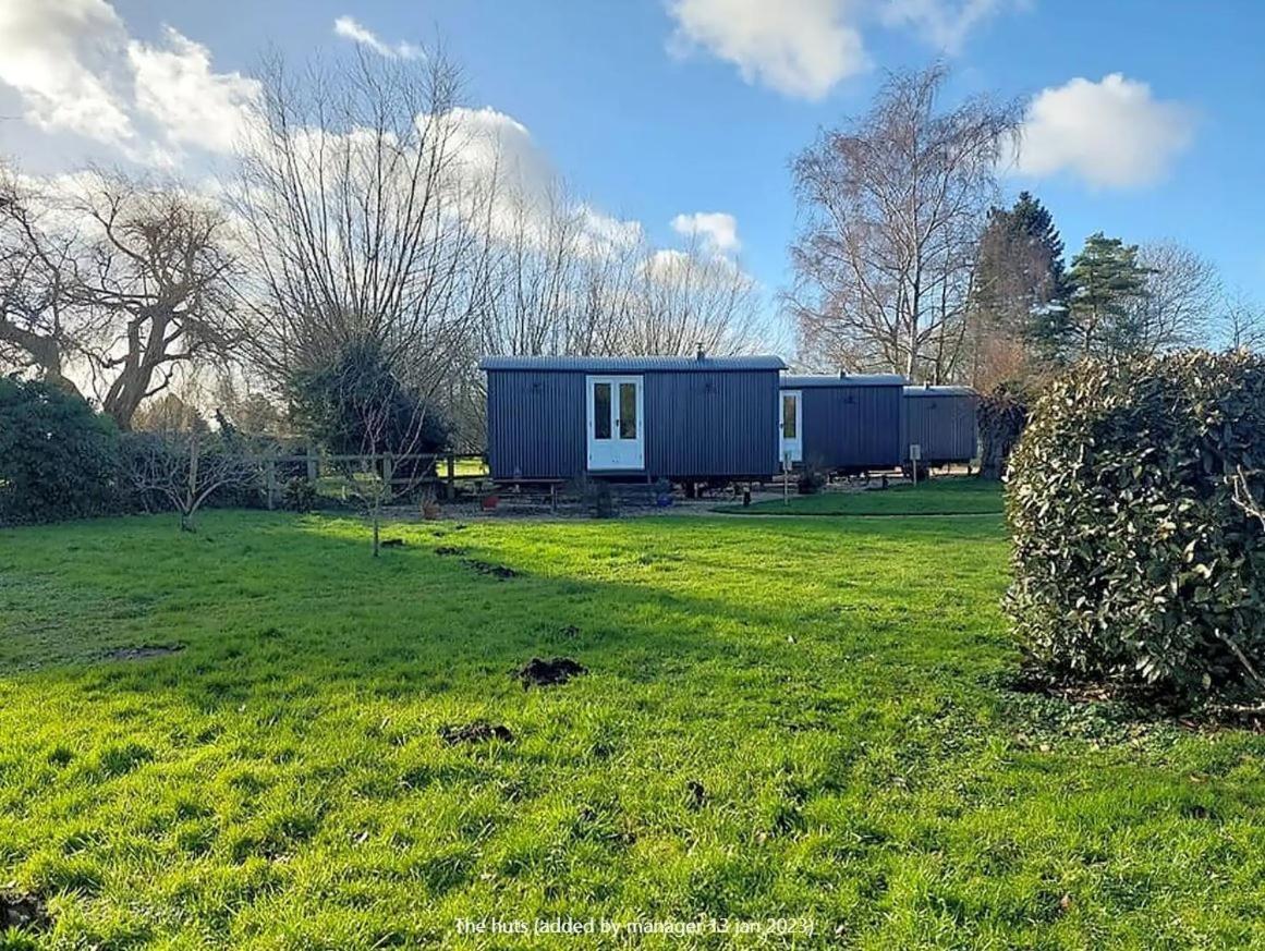 The Red Lion - Shepherd Huts *